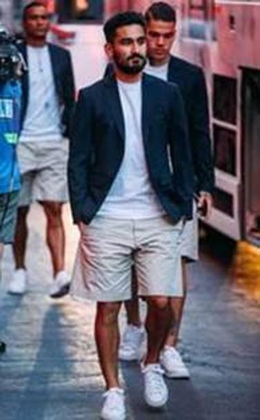 Gundogan sfila come un modello per Los Angeles in attesa del match col Real Madrid, con la divisa estiva del club